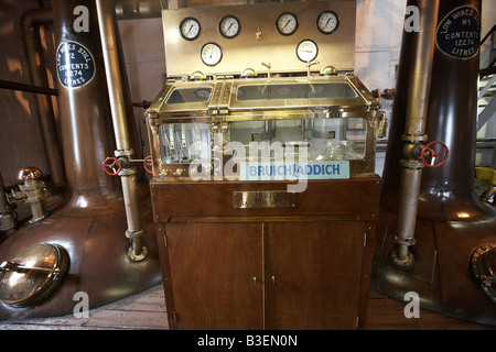 Exemple de l'esprit d''un coffre-fort et à l'alambics en cuivre whisky Bruichladdich Distillery Isle of Islay Argyll et Bute Ecosse UK Banque D'Images