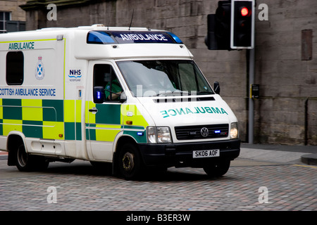 Une ambulance sur un appel d'urgence à Édimbourg en Écosse Banque D'Images