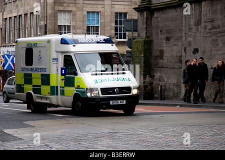 Une ambulance sur un appel d'urgence à Édimbourg en Écosse Banque D'Images