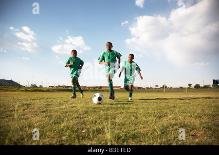 13MA-039 © Collection aFRIKA Monkeyapple Grand Stock ! L'équipe de jeunes jouant au football Banque D'Images