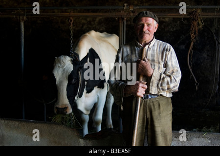 Agriculteur dans le village de Olveiroa CHEMIN DE Saint-jacques ou CAMINO DE SANTIAGO - la région Galice Espagne Banque D'Images