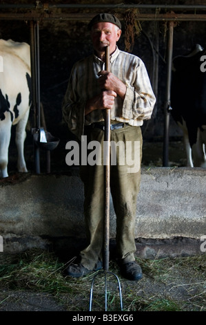 Agriculteur dans le village de Olveiroa CHEMIN DE Saint-jacques ou CAMINO DE SANTIAGO - la région Galice Espagne Banque D'Images