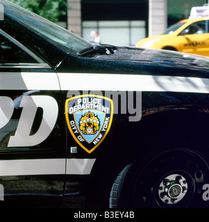 Logo du Service de police sur la porte d'une voiture de patrouille de la police de New York, juin 2008 Banque D'Images