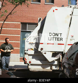 A New York City garbage collector homme et de camions l'affichage de la commande "N" Pas de déchets dans NYC Street USA, US KATHY DEWITT Banque D'Images