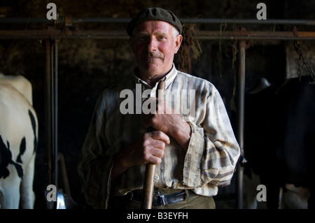 Agriculteur dans le village de Olveiroa CHEMIN DE Saint-jacques ou CAMINO DE SANTIAGO - la région Galice Espagne Banque D'Images