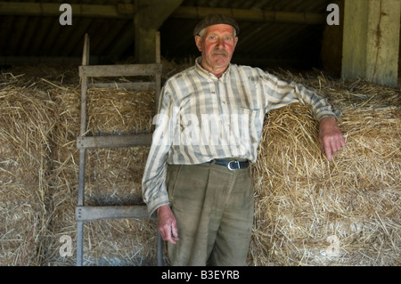 Agriculteur dans le village de Olveiroa CHEMIN DE Saint-jacques ou CAMINO DE SANTIAGO - la région Galice Espagne Banque D'Images