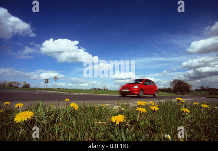 Low angle de voiture roulant le long de la route à chaussée unique Yorkshire Leeds UK Banque D'Images