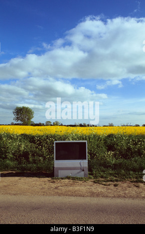 Téléviseur écran plat sous-évaluées sur le côté de country lane et domaine Yorkshire UK Banque D'Images