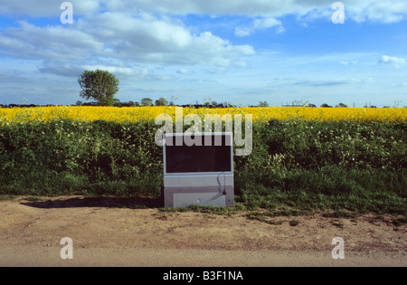 Téléviseur écran plat sous-évaluées sur le côté de country lane et domaine Yorkshire UK Banque D'Images