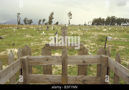 La tombe d'un jeune enfant dans Guguletu cimetière township Cape Town Afrique du Sud, où les gangs et les décès liés au sida sont répandues. Banque D'Images
