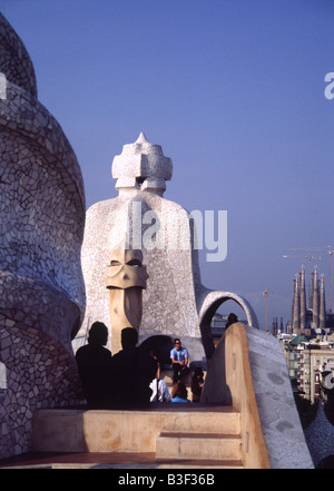 Sur les visages des statues de cheminée sur le toit pèsent sur de petites gens assis sur les marches à la ville de Barcelone à La Pedrera Mila House Cat Banque D'Images