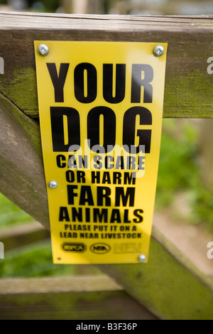 Royaume-uni Derbyshire Peak District National Park votre chien peut faire peur ou blesser les animaux d'avertissement Banque D'Images