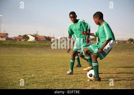 13MA-036 © Collection aFRIKA Monkeyapple Grand Stock ! L'équipe de jeunes jouant au football Banque D'Images