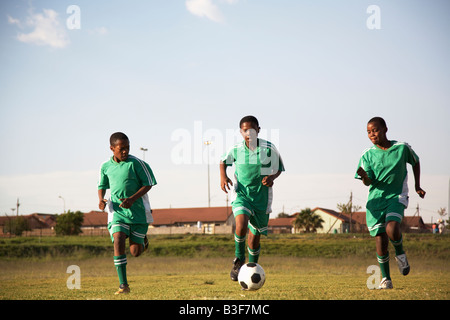 13MA-038 © Collection aFRIKA Monkeyapple Grand Stock ! L'équipe de jeunes jouant au football Banque D'Images