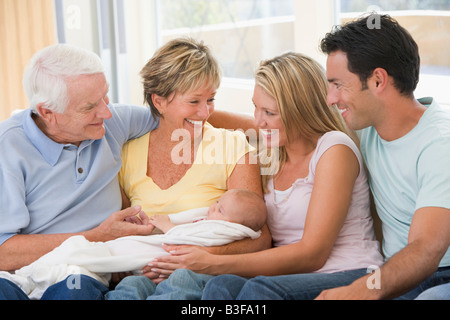 Dans la famille salon avec baby smiling Banque D'Images