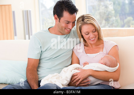 Couple dans salon avec baby smiling Banque D'Images