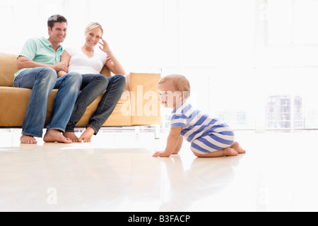 Couple dans salon avec baby smiling Banque D'Images