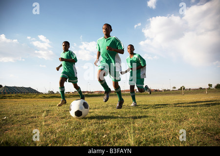 13MA-040 © Collection aFRIKA Monkeyapple Grand Stock ! L'équipe de jeunes jouant au football Banque D'Images