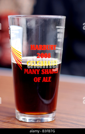 Verre de bière à la fête de la bière 2008 Harbury Warwickshire Angleterre UK Banque D'Images
