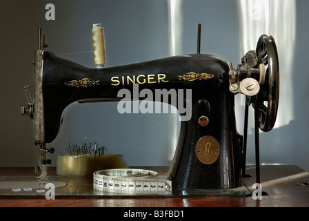 Ancienne machine à coudre ancienne Singer Banque D'Images