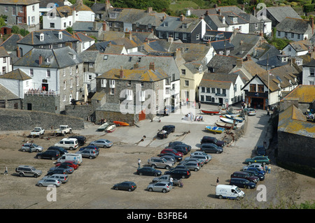 Voitures garées sur beach, port Isaac, Cornwall, England, UK Banque D'Images