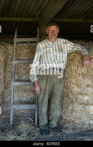 Agriculteur dans le village de Olveiroa CHEMIN DE Saint-jacques ou CAMINO DE SANTIAGO - la région Galice Espagne Banque D'Images