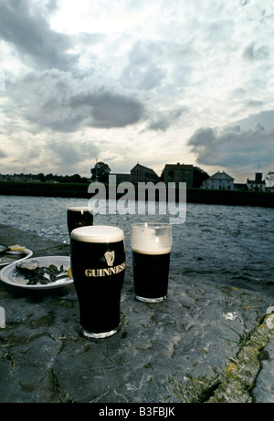 Pintes de Guinness sur le port de Galway Banque D'Images