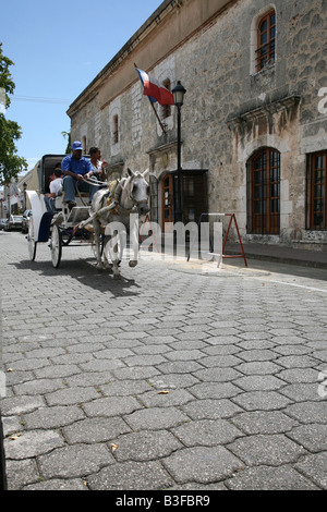 Véhicule à cheval en passant par la maison d'Hernán Cortés dans la Zona Colonial de Santo Domingo, République Dominicaine Banque D'Images