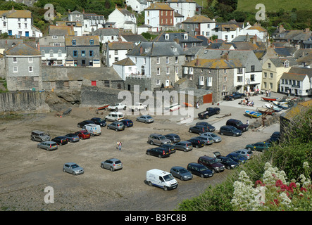 Voitures garées sur beach, port Isaac, Cornwall, England, UK Banque D'Images