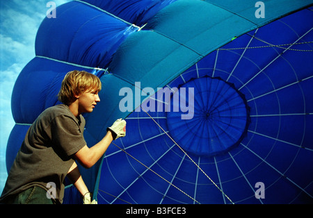 Un garçon contribue à gonfler un ballon à air chaud au cours de la National Balloon Classic compétition de montgolfières à Indianola, Iowa, États-Unis. Banque D'Images