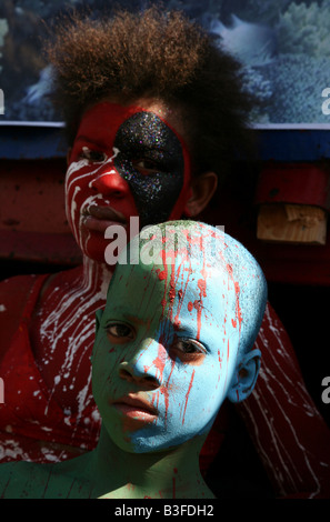 Les participants du carnaval couverts par des projections de peinture au cours de la scène du carnaval de Santo Domingo, République Dominicaine Banque D'Images