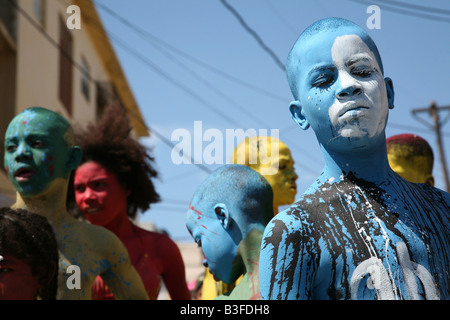 Les participants du carnaval couverts par des projections de peinture au cours de la scène du carnaval de Santo Domingo, République Dominicaine Banque D'Images