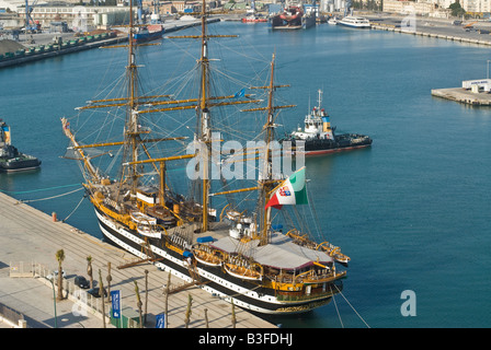 La formation maritime italien Amerigo Vespucci 'navire' sortie du port de Malaga, Espagne Banque D'Images