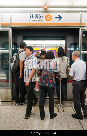 Les navetteurs à une station de métro MTR de Hong Kong pendant les heures de pointe à Hong Kong. Banque D'Images