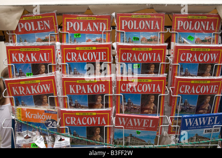 Livres touristiques polonais pour Cracovie en plusieurs langues Banque D'Images