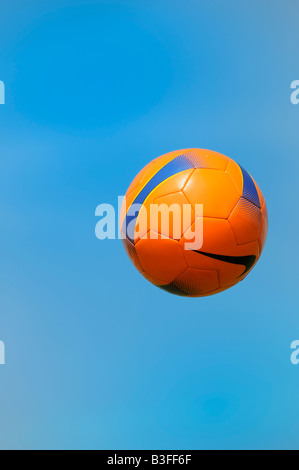 Football orange Banque D'Images