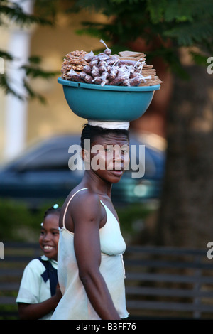 République dominicaine femme portant un bassin de bonbons à sa tête à Santo Domingo, République Dominicaine Banque D'Images