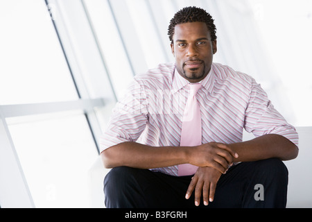 Businessman sitting in office lobby Banque D'Images