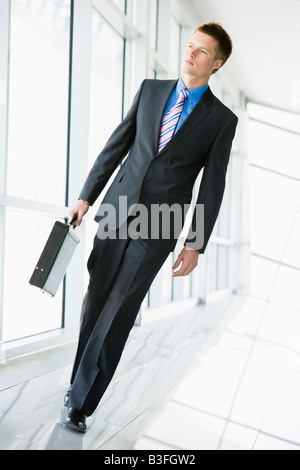 Businessman walking in corridor Banque D'Images