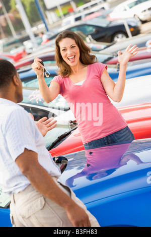 Woman shopping pour une nouvelle voiture Banque D'Images