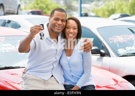 Jeune couple à la recherche d'une nouvelle voiture Banque D'Images