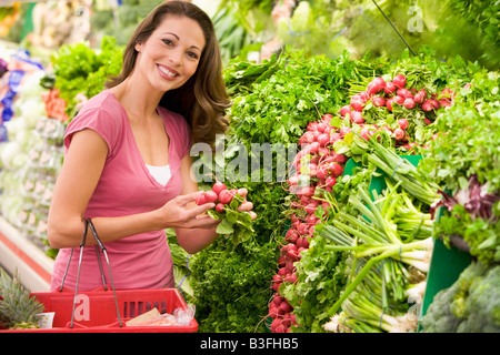 Woman shopping for beets dans une épicerie Banque D'Images