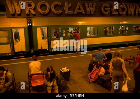 La fin de nuit dans la gare de Wroclaw Pologne Banque D'Images