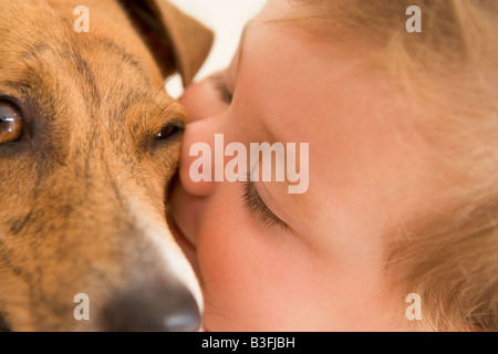 Baisers bébé chien Banque D'Images