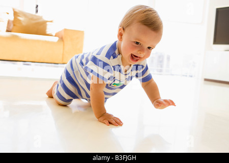 Baby crawling in living room Banque D'Images
