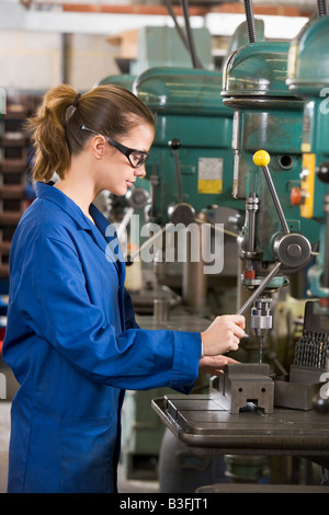 Machiniste de travailler sur la machine Banque D'Images