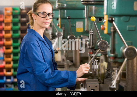 Machiniste de travailler sur la machine Banque D'Images