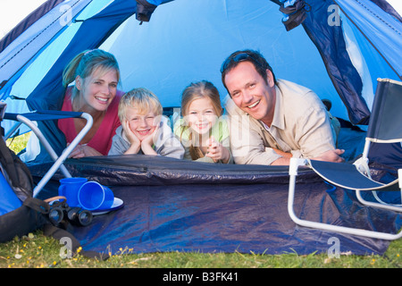 Camping en tente familiale smiling Banque D'Images