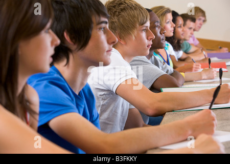 Les élèves en classe en faisant attention et prendre des notes (selective focus) Banque D'Images