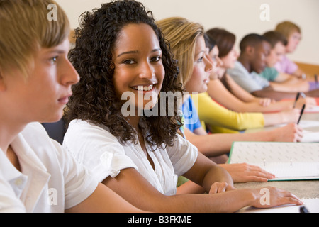 Les élèves en classe en faisant attention et prendre des notes (selective focus) Banque D'Images